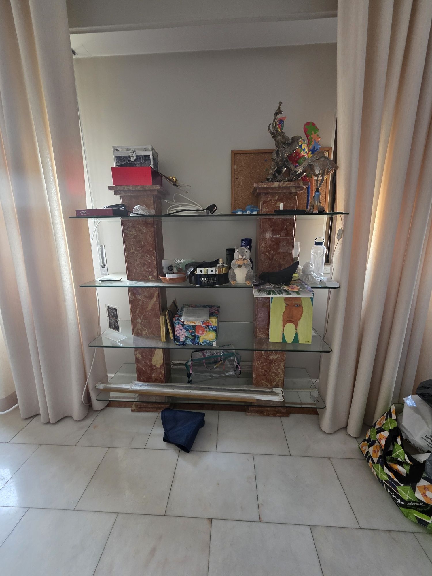 Estante toda em marmore com parteleiras em vidro,