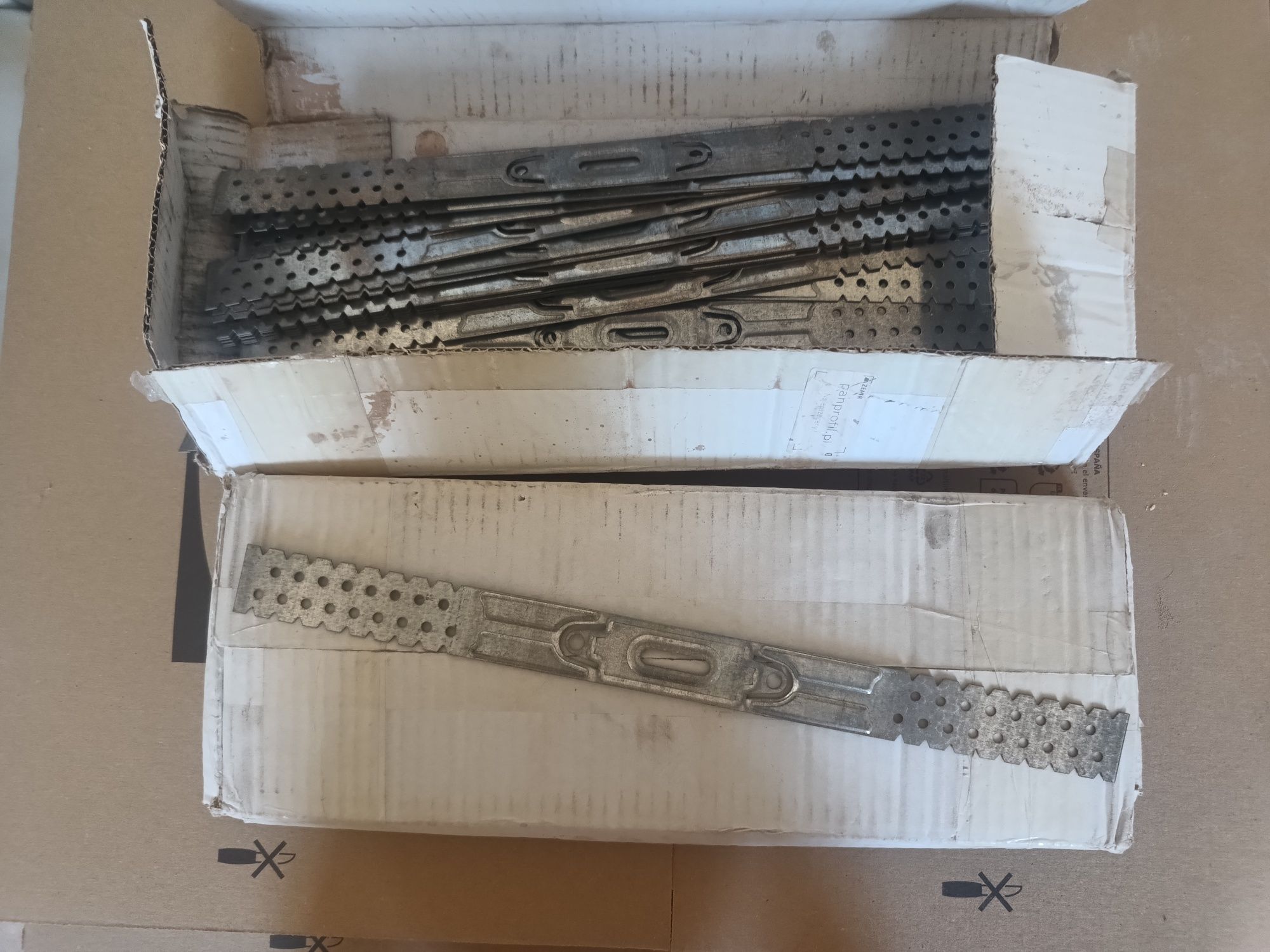 Wieszak płaski ES 60/150 profil CD60 100szt + 23szt + inne
