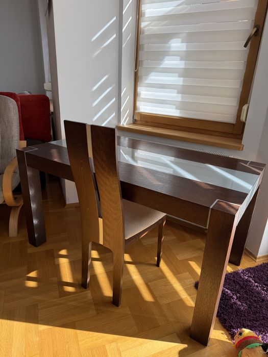 Drewniany stół ze szklem