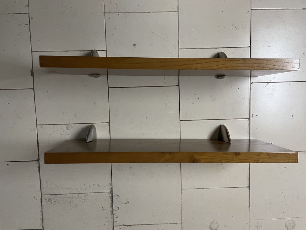 Prateleira massiças em cerejeira, c/ fixador metal (sala/escritorio)
