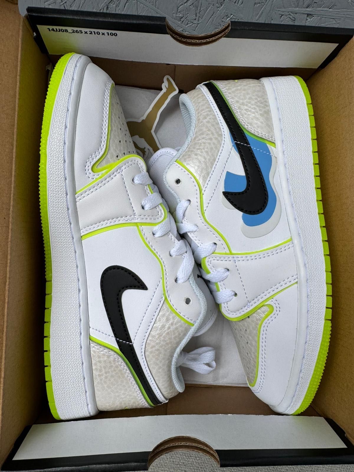 Nowe Sneakersy damskie AIR JORDAN 1 LOW SE białe srebrne 38
