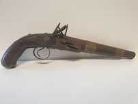 Para decoração: réplica de antiga pistola em madeira com embutidos