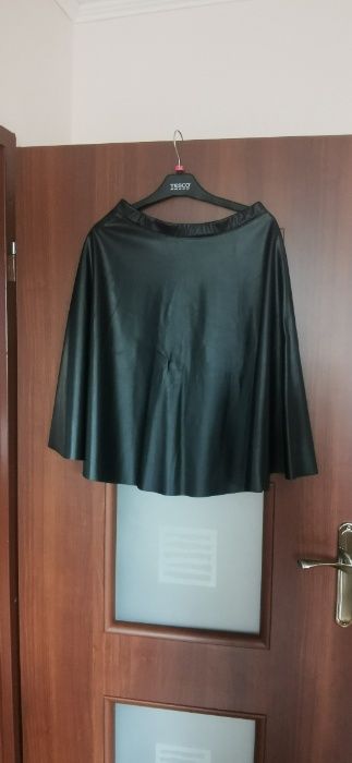 Czarna spódnica z koła z tkaniny skóropodobnej rozmiar 38