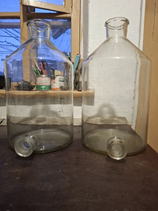 2 бутлі Вульфа б/в, об'ємом по 10 л кожен, одним лотом.