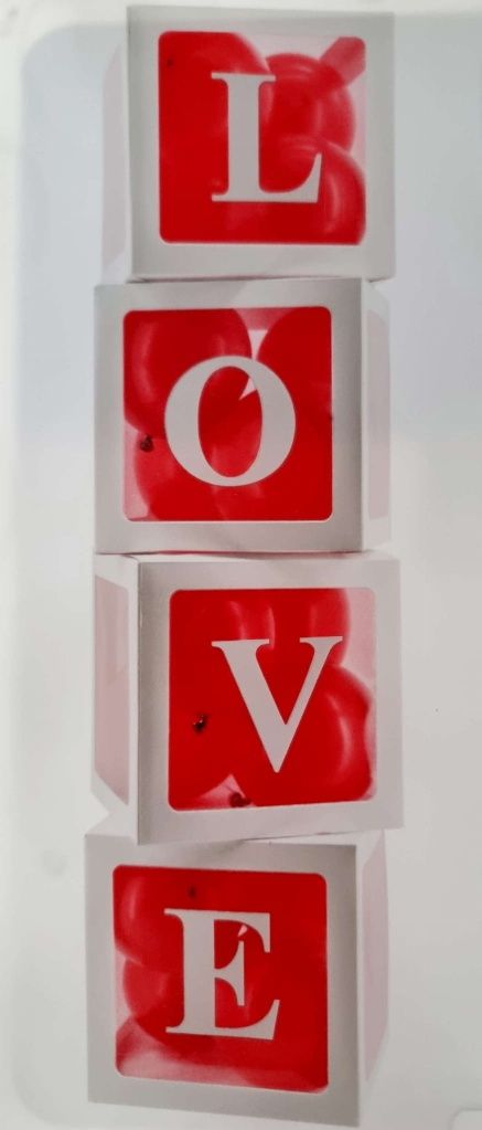 Pudełka box, napis Love, 30x30x30, 4 pudełka + 16 czerwonych balonów