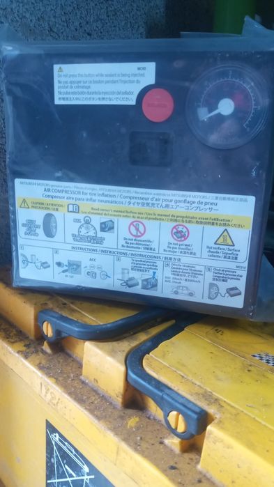 Призначений для накачування шин.
Містить інструкції та застереження кі