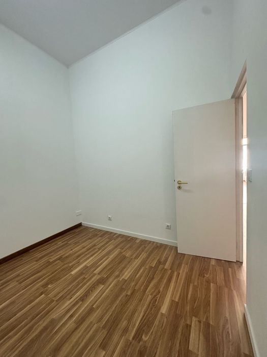 Office for rent in a beauty center, available starting in May64695011177473121