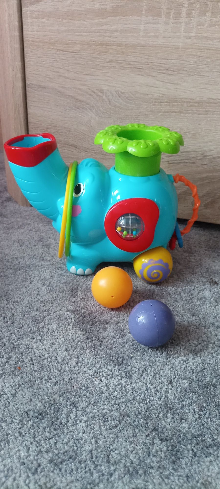 Słonik zabawka interaktywna, strzela piłkami