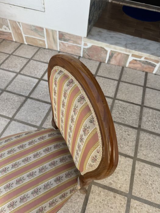 cadeira em madeira forrada em tecido