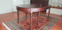 Mesa de sala antiga em madeira de vinhático e outros móveis