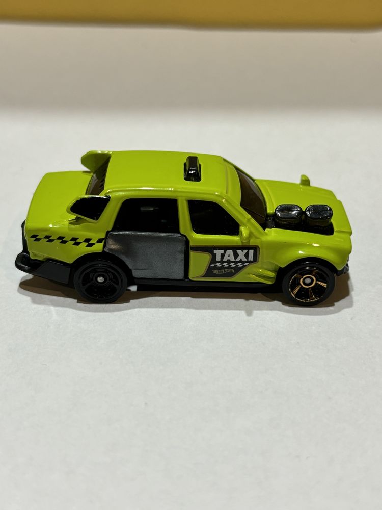 Resorak Hot Wheels Time Attaxi, rok produkcji 2015