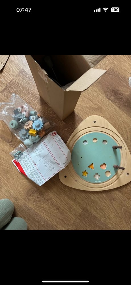 Janod – wielofunkcyjny stolik edukacyjny – drewniany montessori