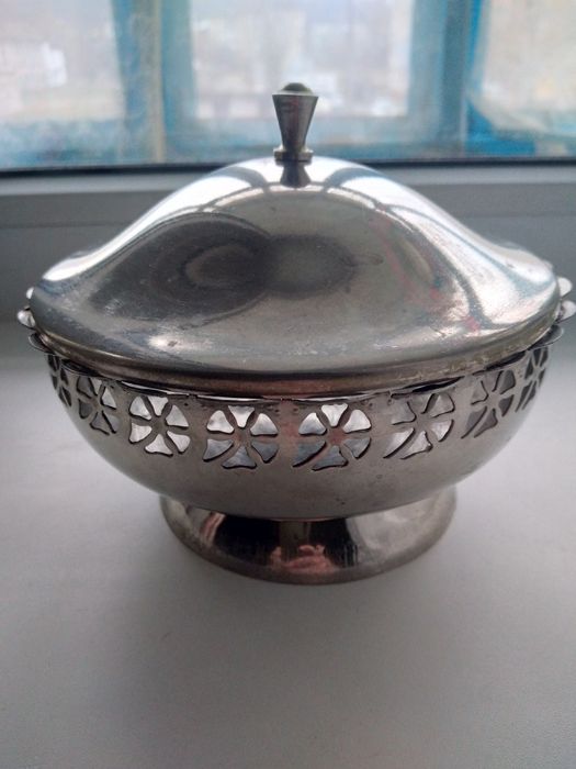 Продам  конфетницу, банки для сыпучих и специй