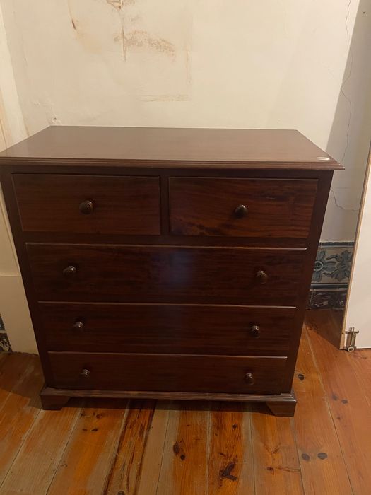 Cómoda em madeira maciça
