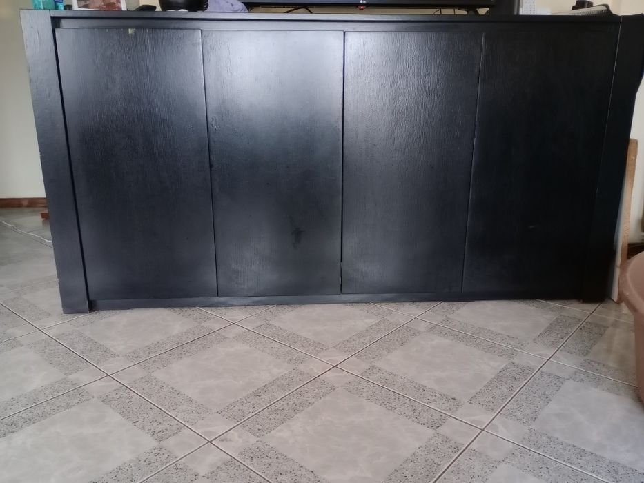 Aparador, mesa e cadeiras cor preta