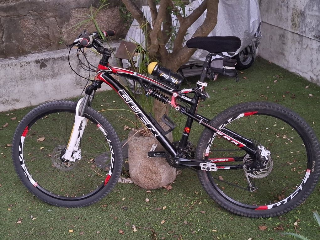 Bicicleta de suspensão total