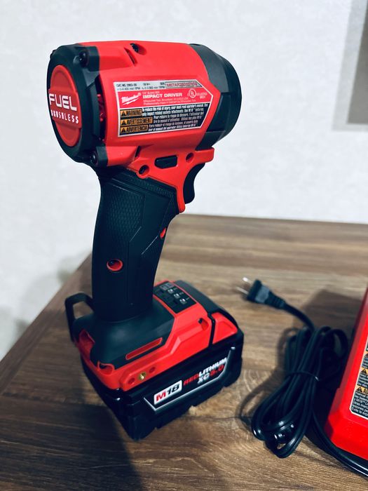 Імпакт / шуруповерт Milwaukee 2953-20