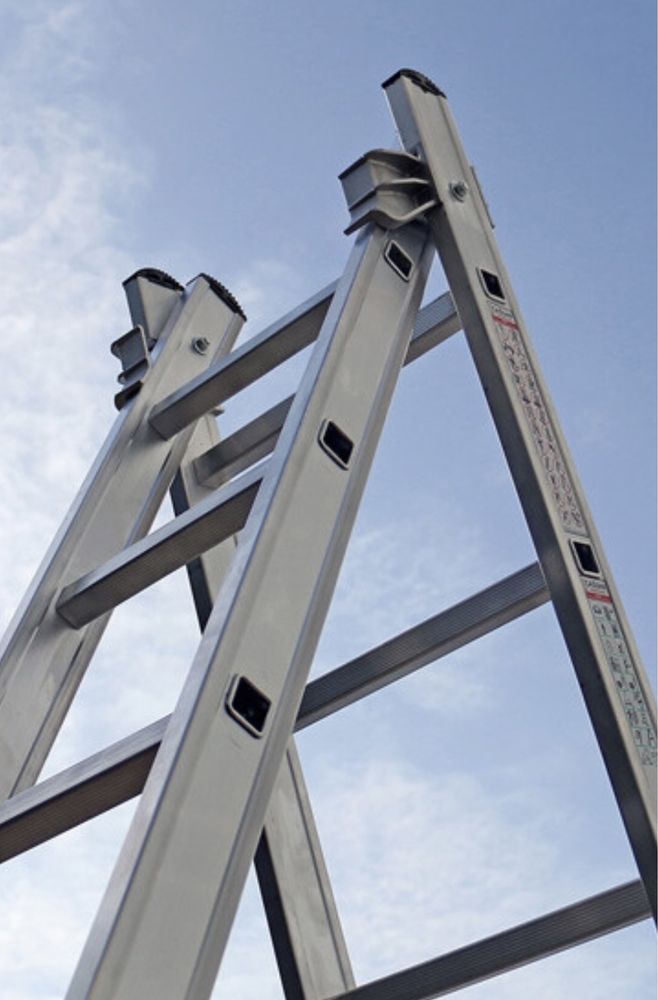 Алюминиевая  лестница трехсекционная 3/10 ступеней качественная