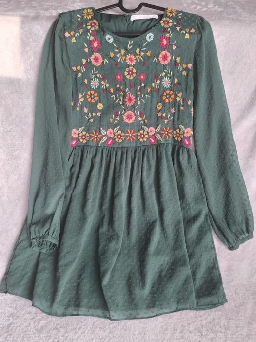 Sukienka haftowana ZARA zielona