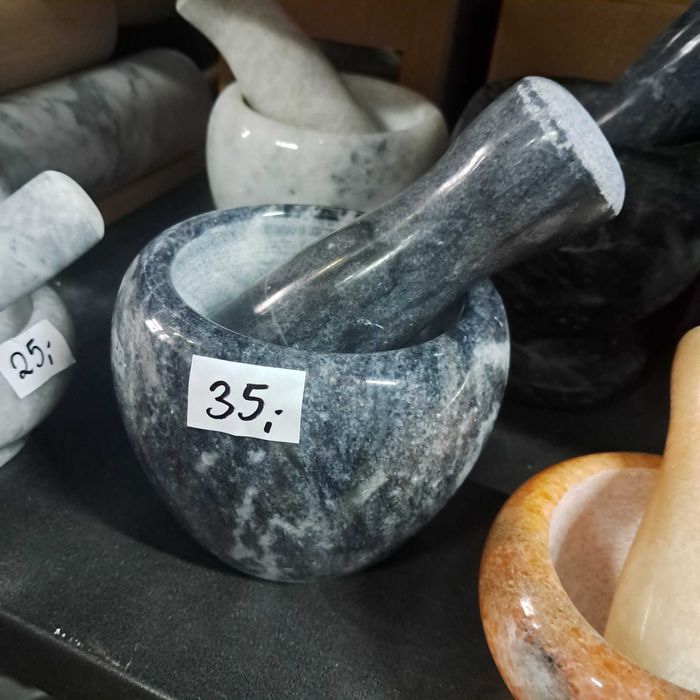 Moździerz kamienny z tłuczkiem do rozdrabniania ziół przypraw