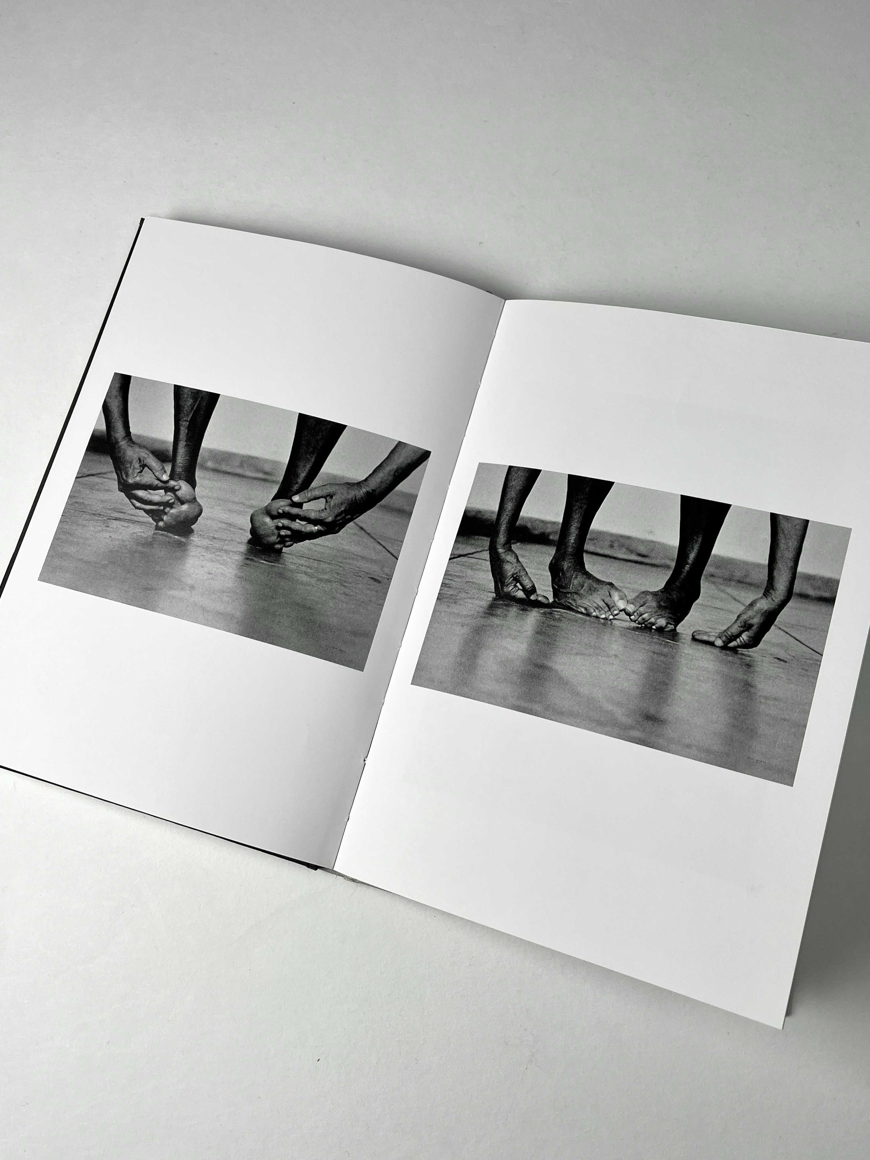 Livro Helena Almeida Andar, abraçar / Walking, holding 2015