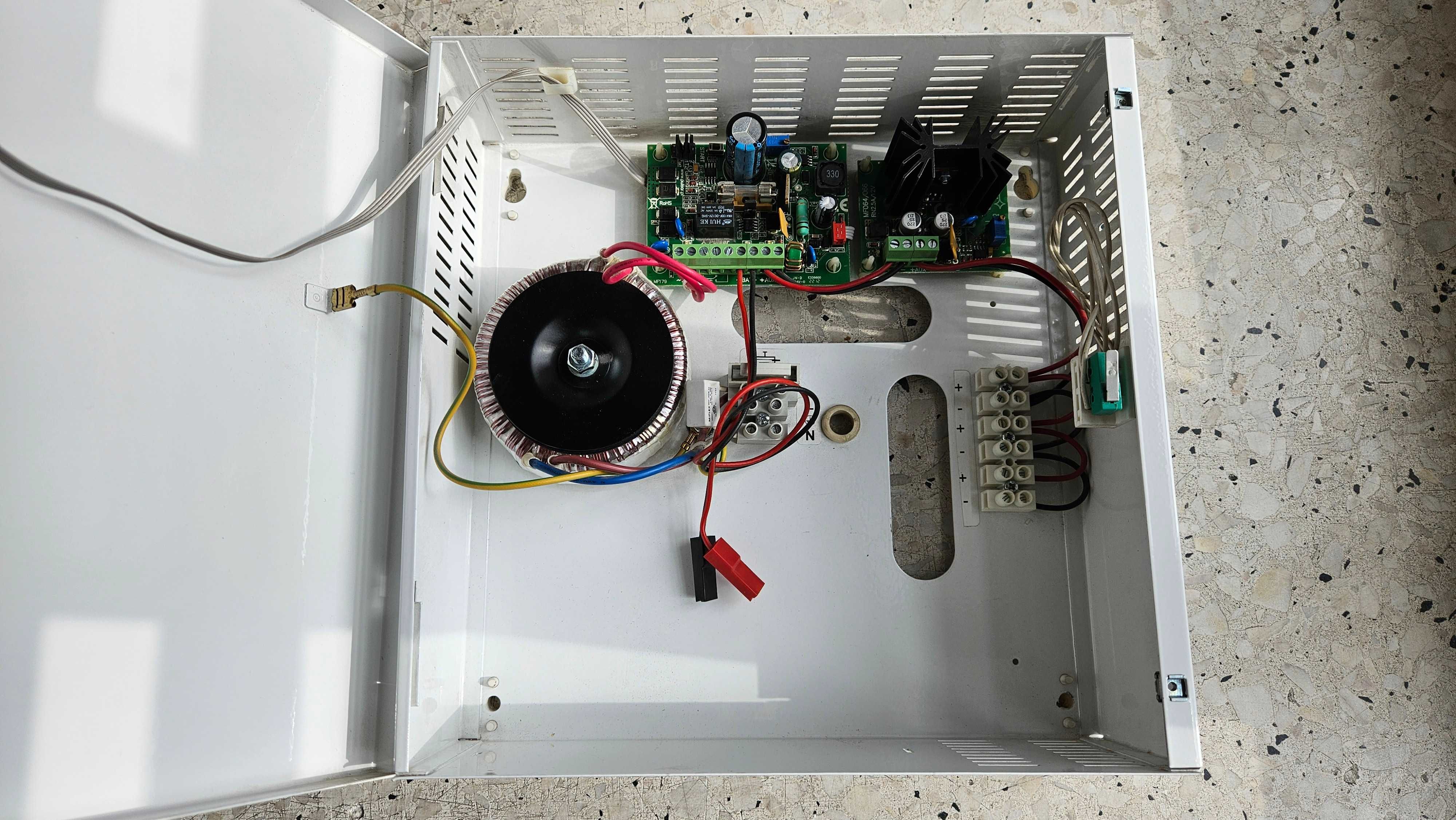 Zasilacz buforowy impulsowy Pulsar PSIUNI2 13,8V 2A 7Ah