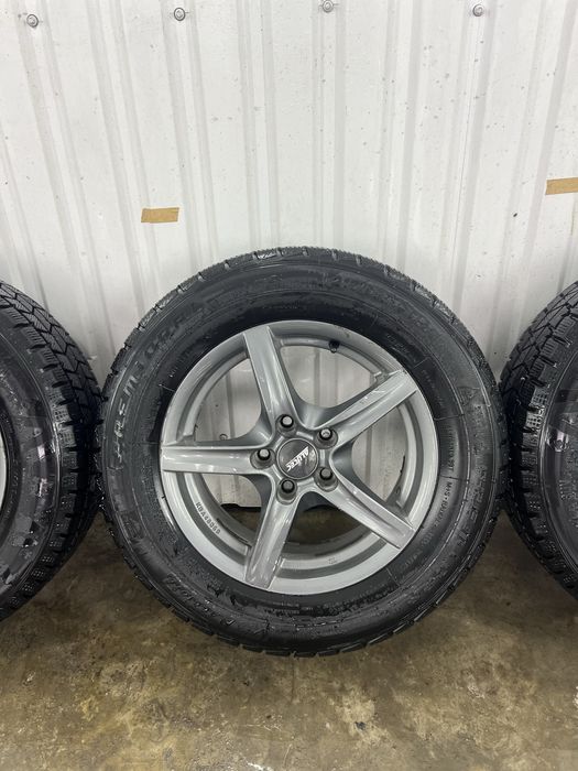 Продам диски з гумою 215/65/R16 5х114.3