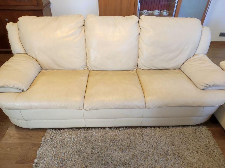 Sofá em pele bege