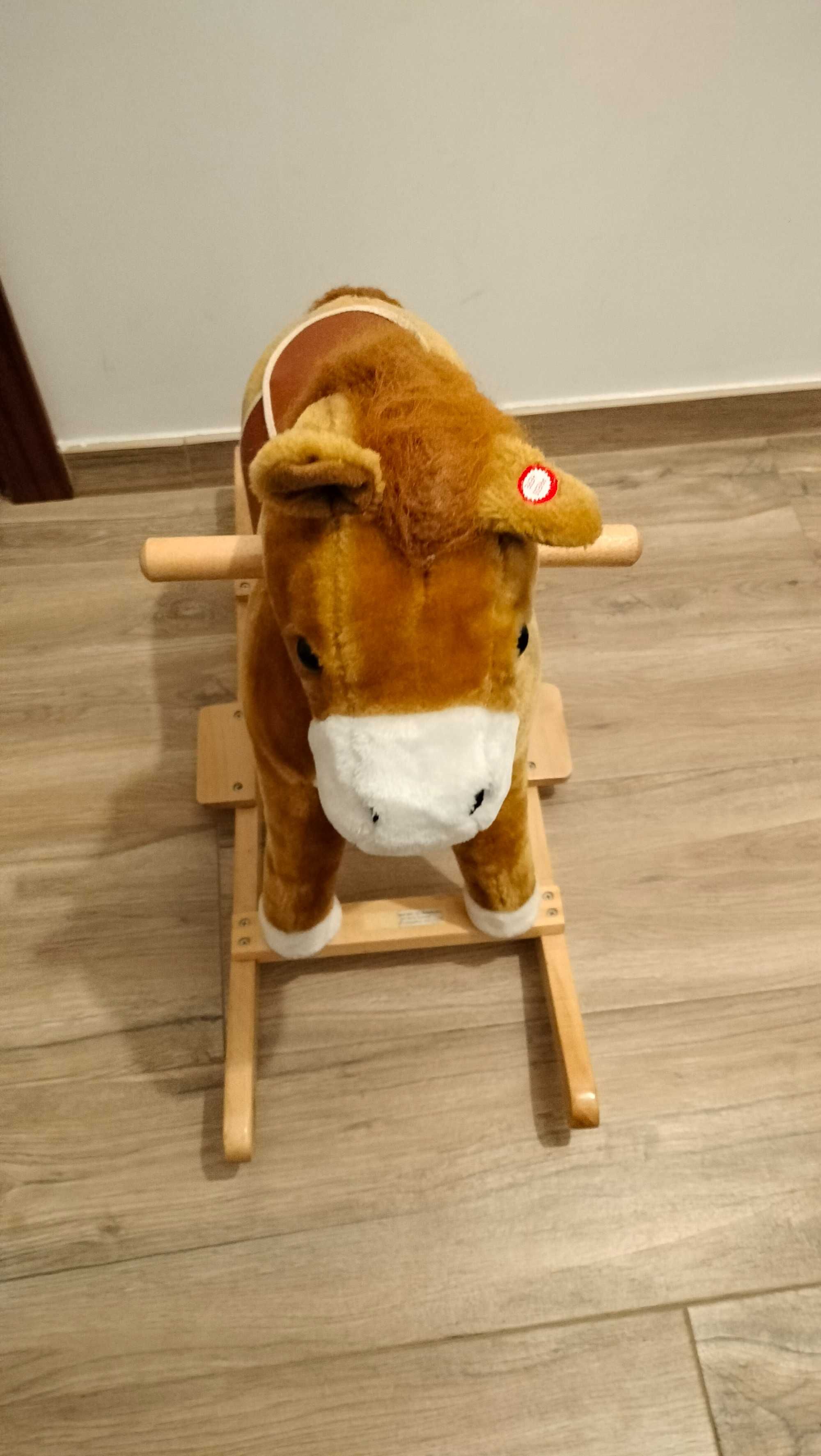 Cavalo baloiço em bom estado