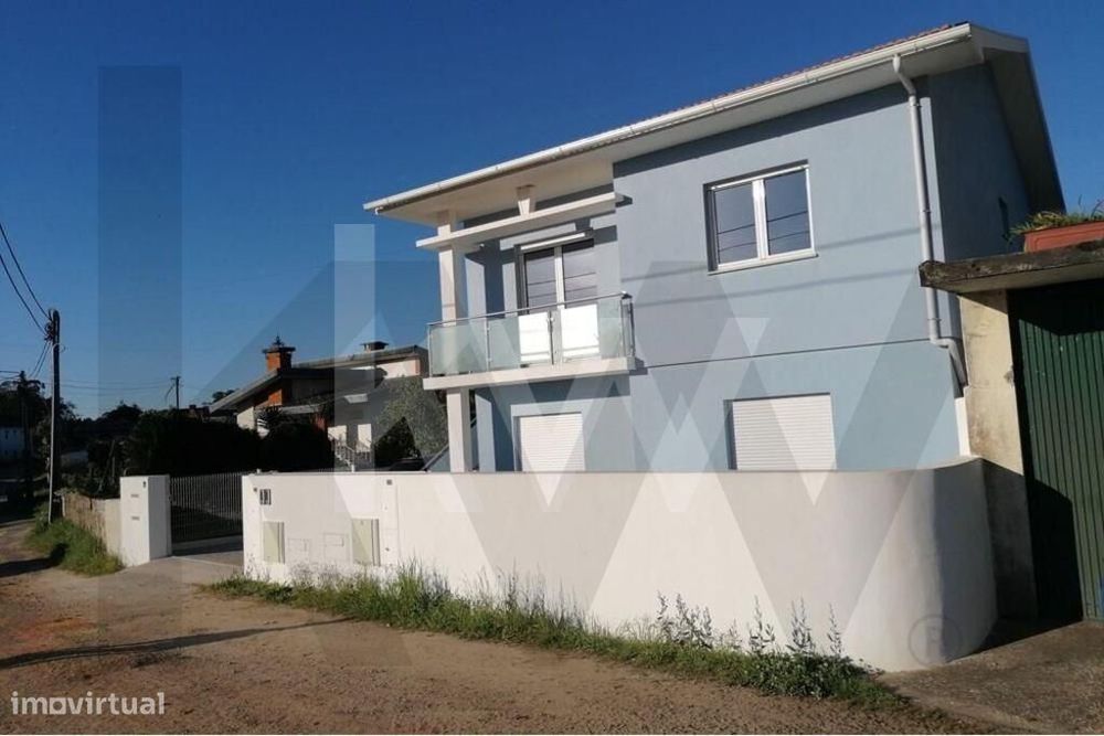 Andar moradia T2 no 1º andar em local calmo e agradável.