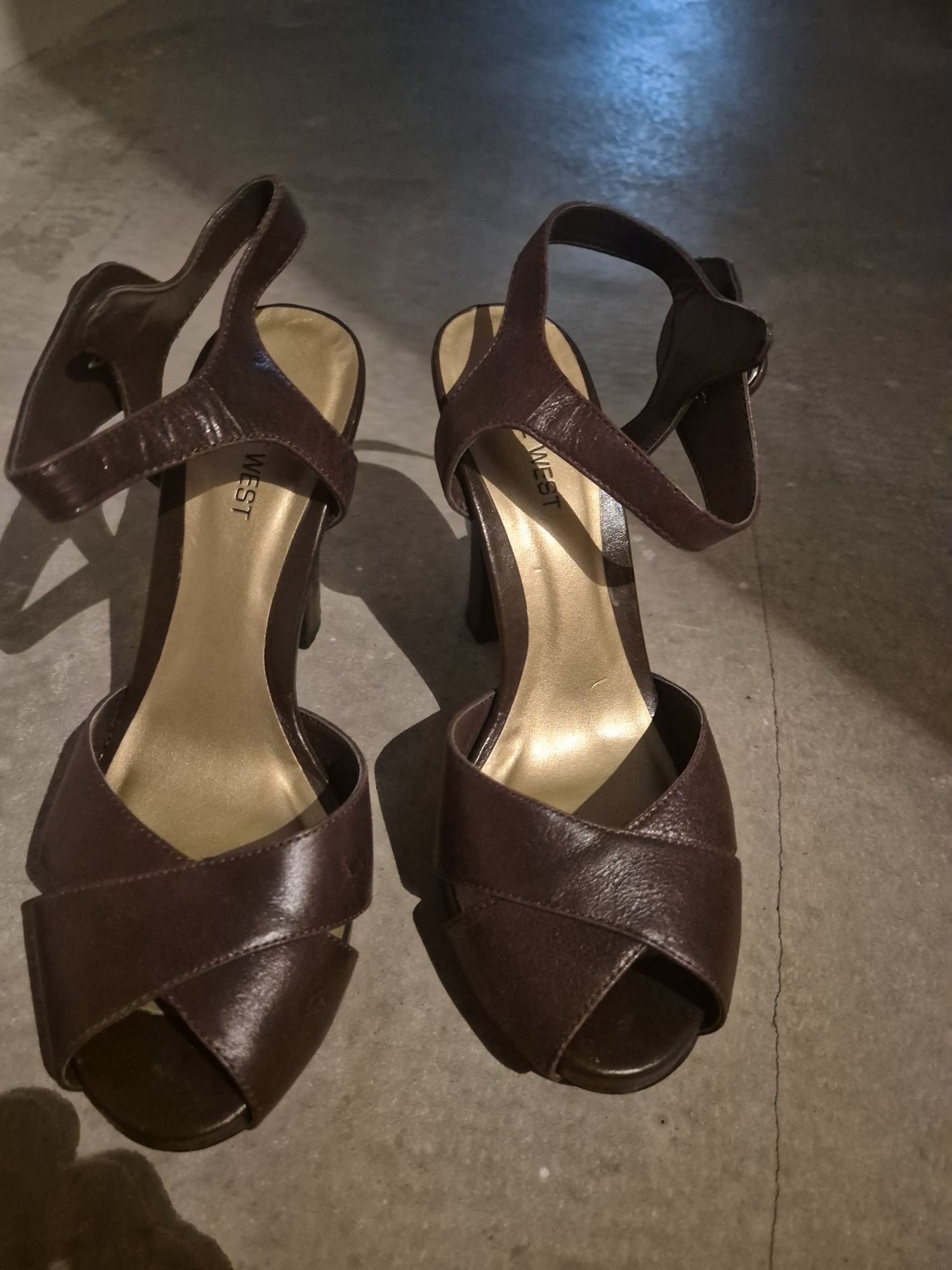 Skórzane brązowe buty na obcasie
