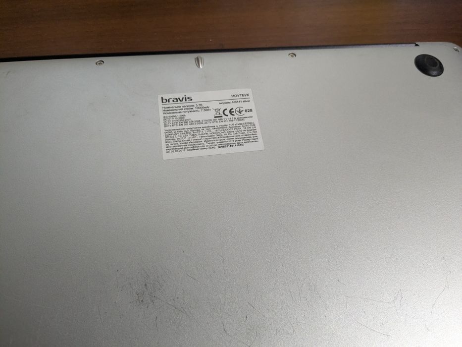 Bravis NB141 легкий ноутбук, з великої батареєю