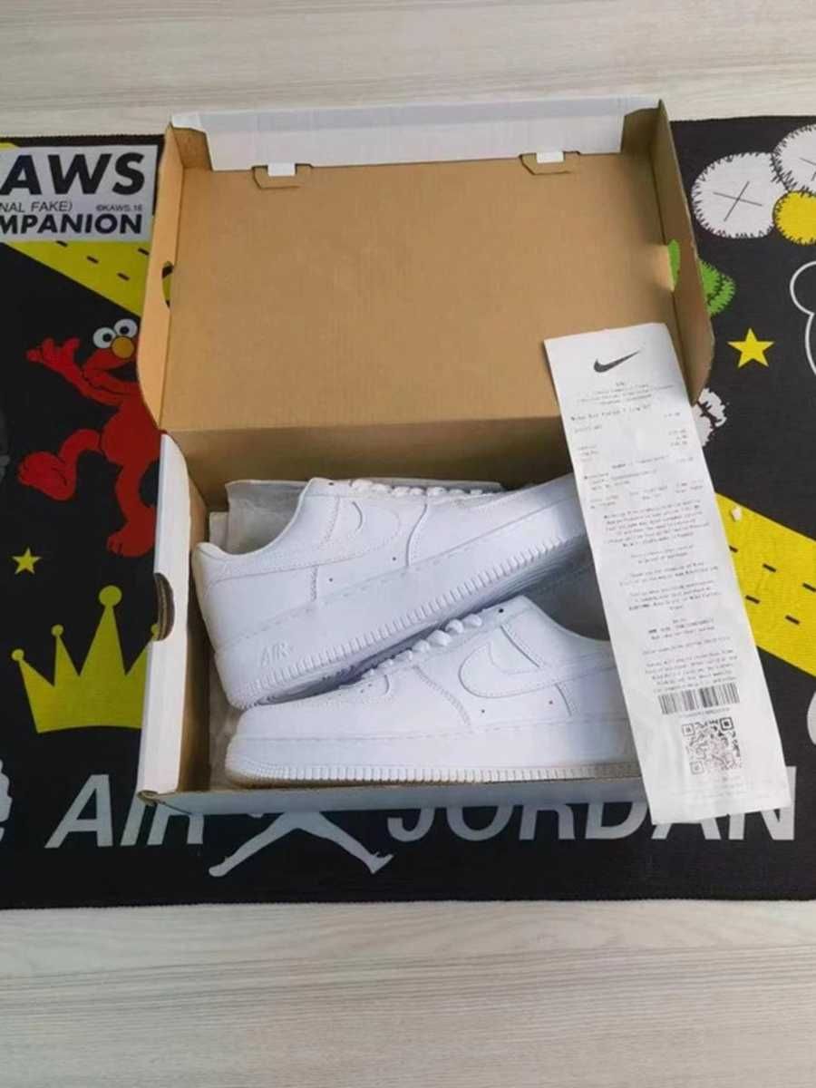 Białe buty Nike w rozmiarze 36, dostarczane w pudełku