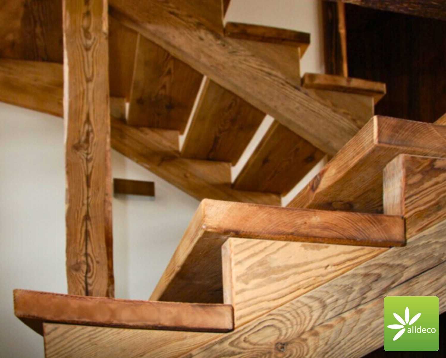 Schody ze starego drewna, balustrady, poręcze