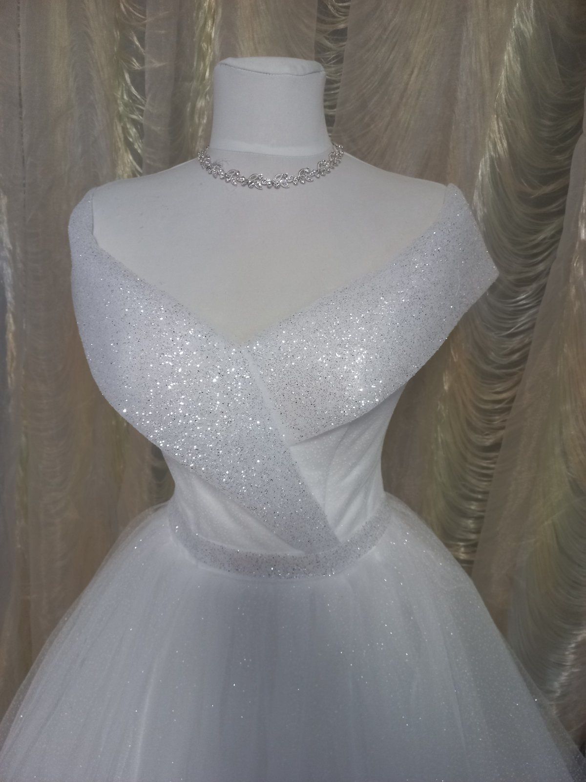 Блестящее, гламурное свадебное платье.