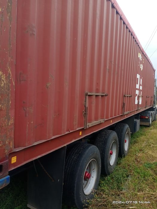 Контейнеровоз напівпричіп