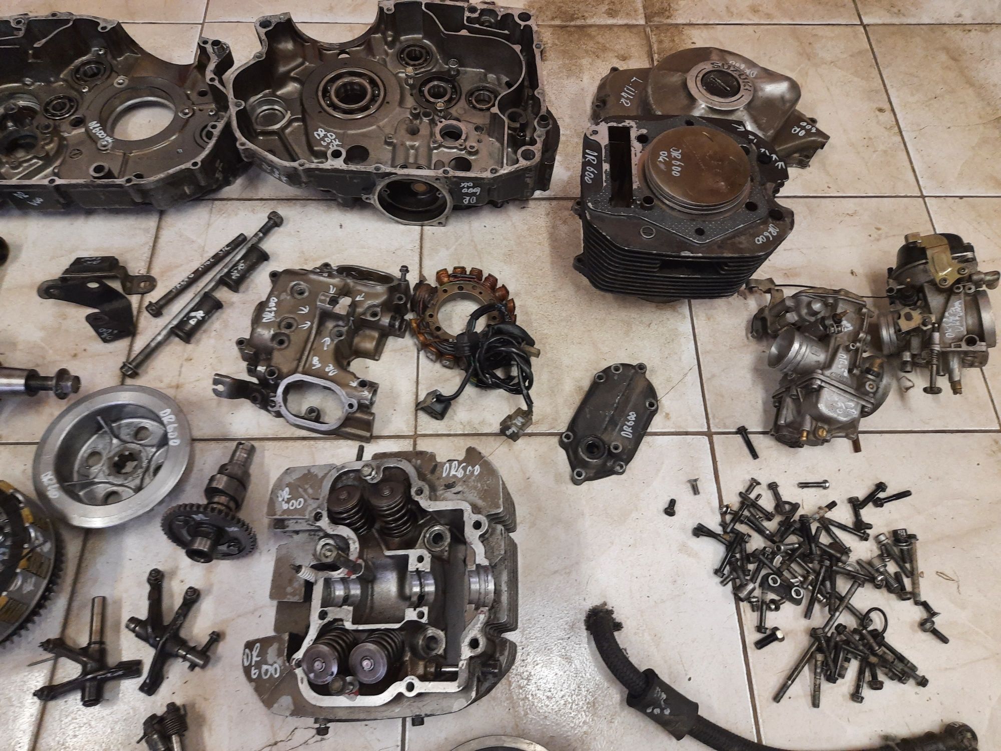 Suzuki DR 600 silnik części wał głowica cylinder skrzynia kapa magneto