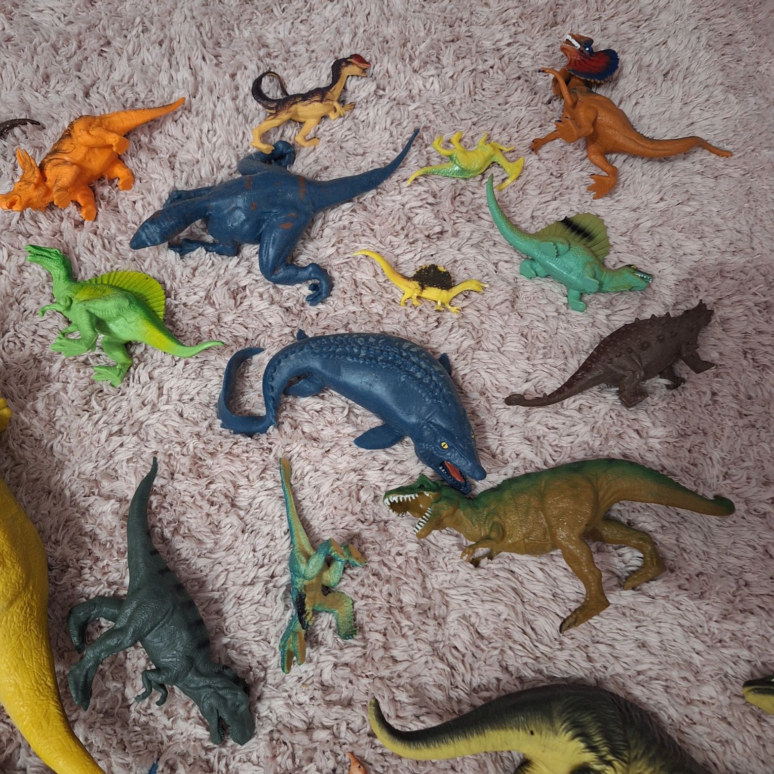 Zestaw 27 dinozaurów + jedna naklejka dla dzieci różne ryczący duże ma