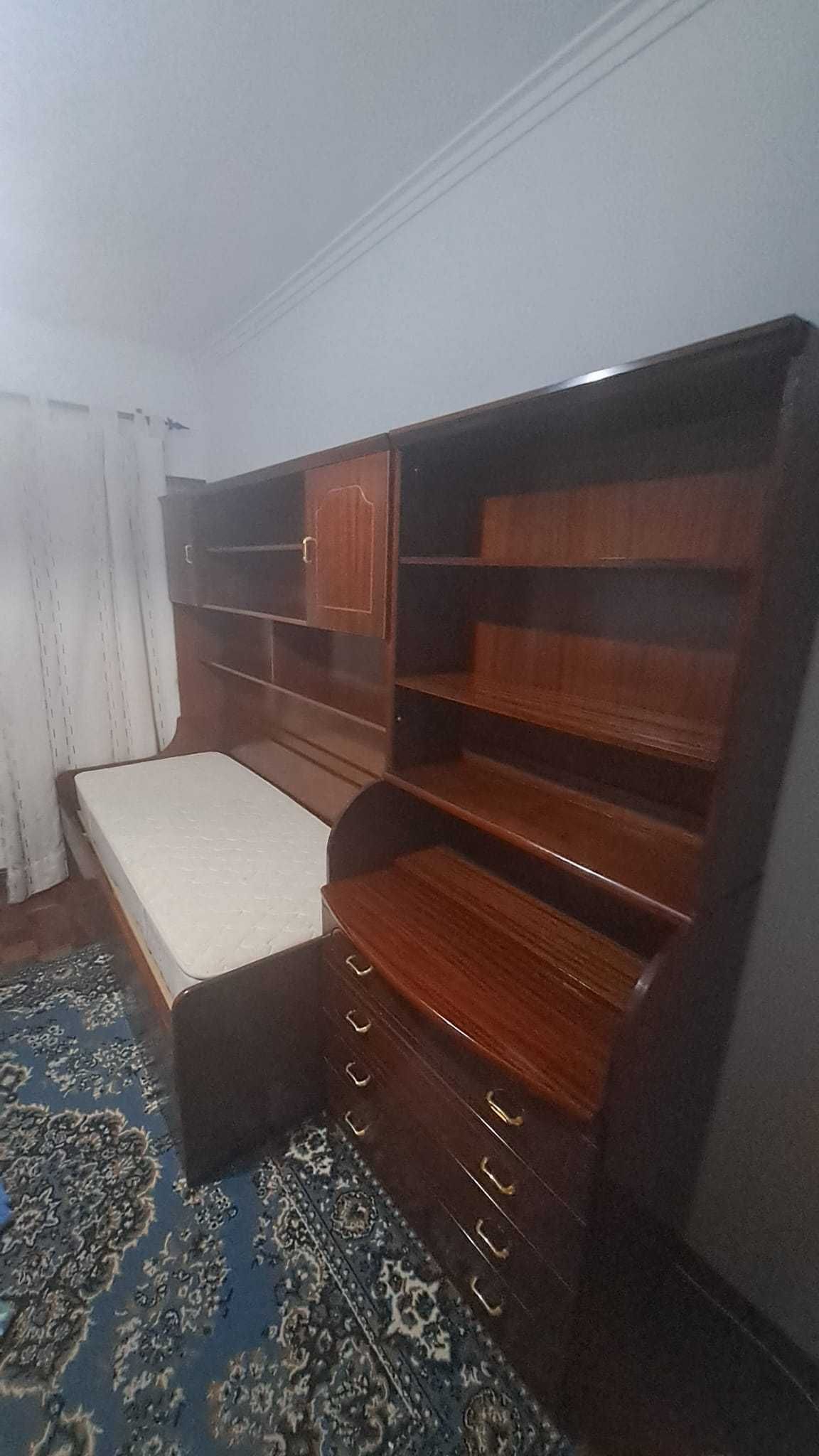 Estúdio com duas camas, dois colchões e secretaria