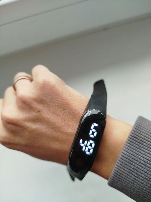 Часы электронные спортивные новые