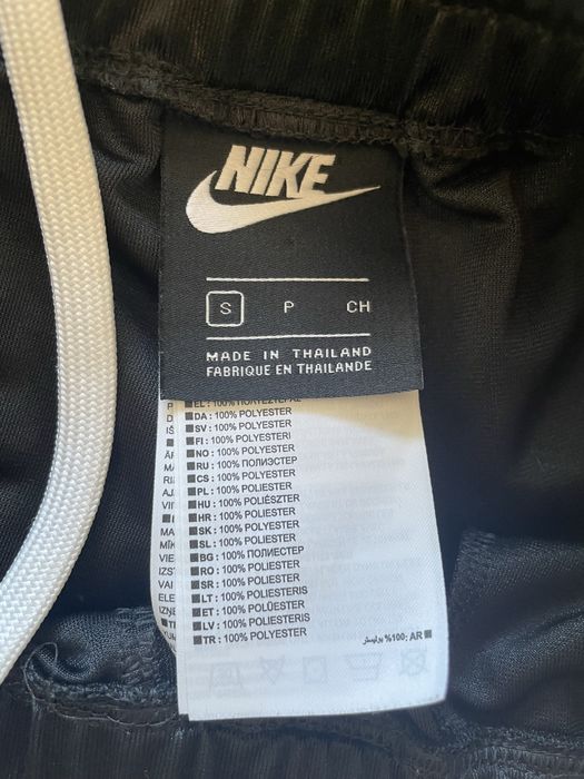 Calças Nike pretas com botões