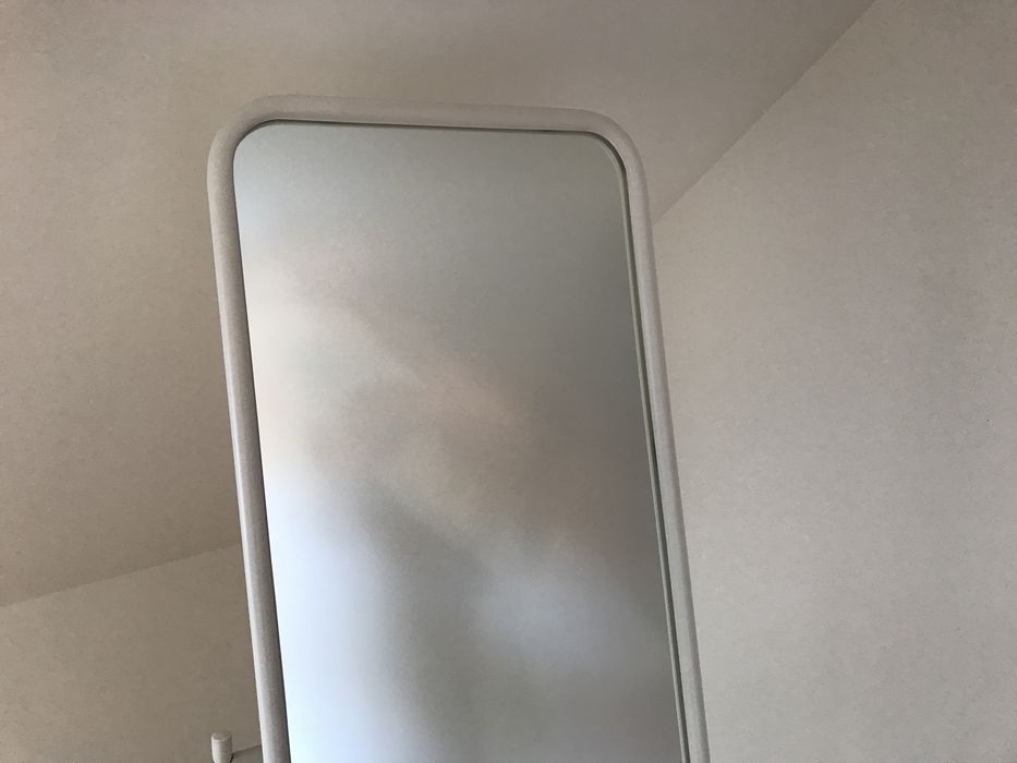 Duże białe metalowe lustro stojące IKEA Knapper, minimalistyczne