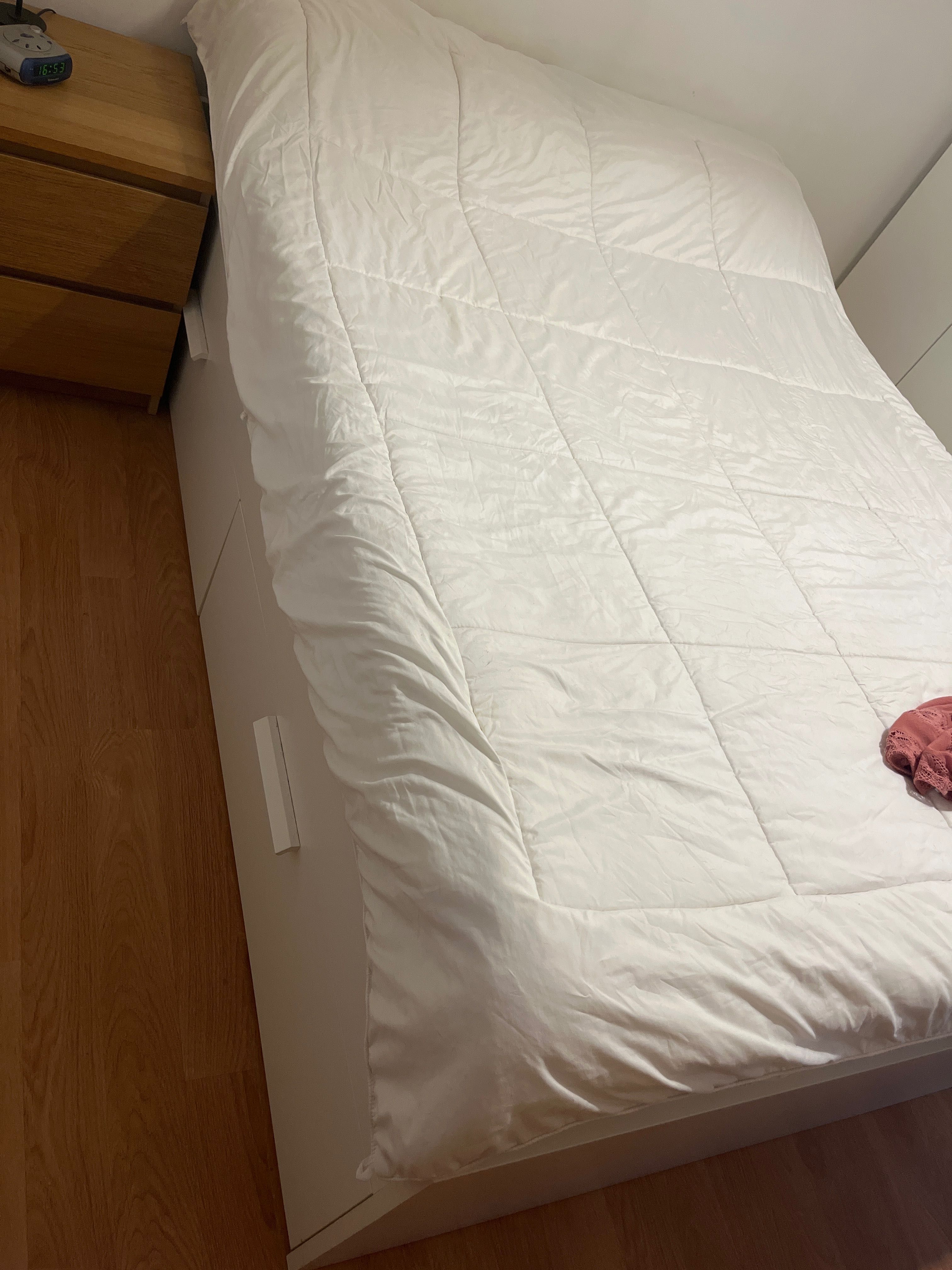 Cama 140*200 com estrado e gavetas