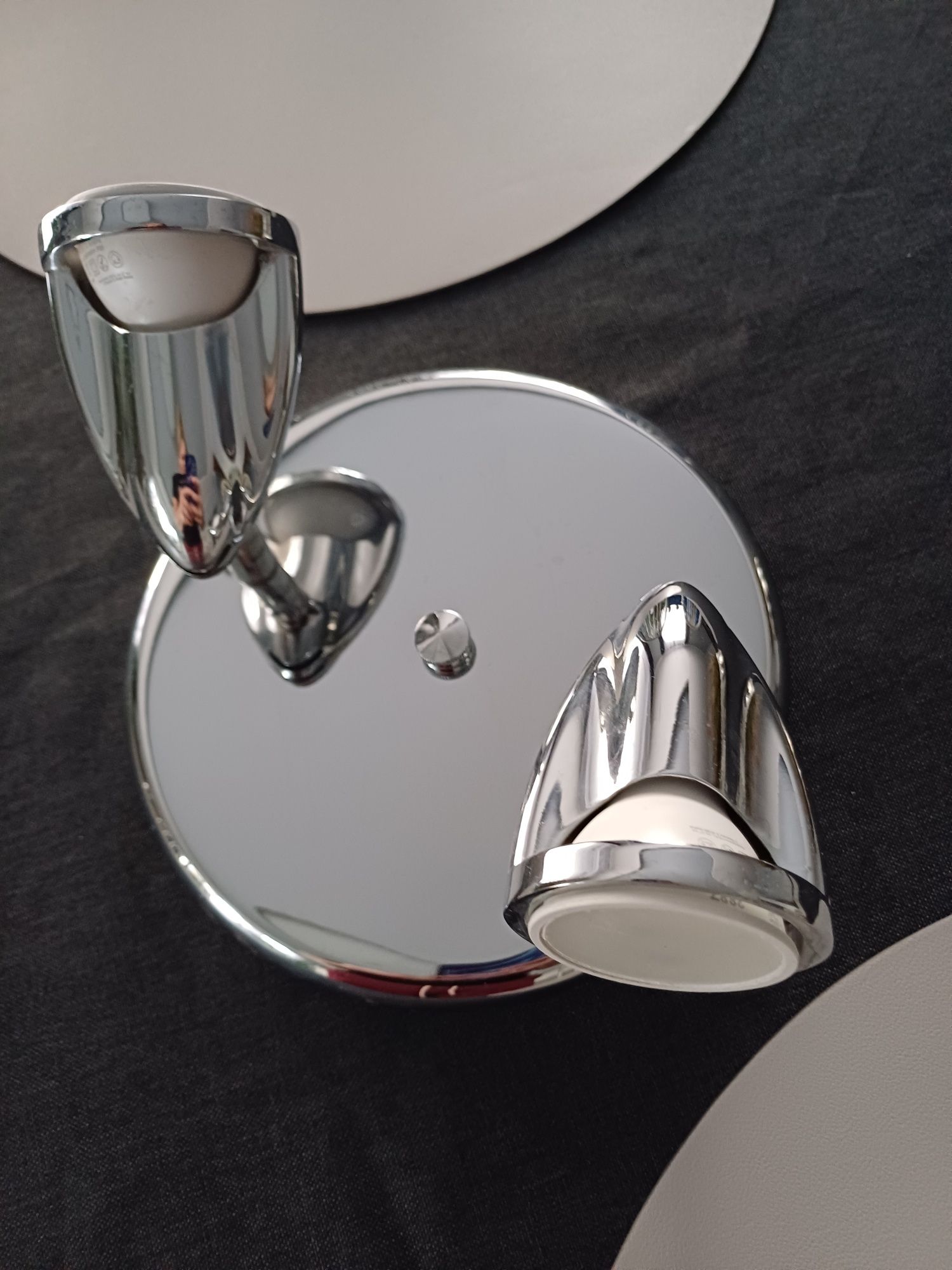 Lampa sufitowa z regulowanymi punktami oświetleniowymi