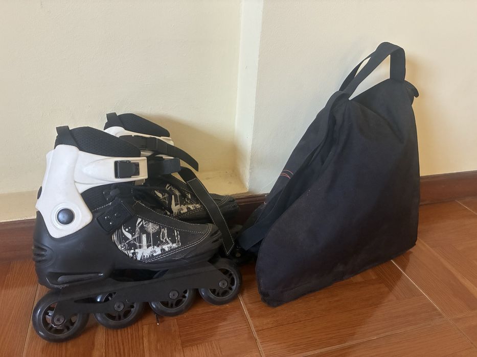 dois pares de patins