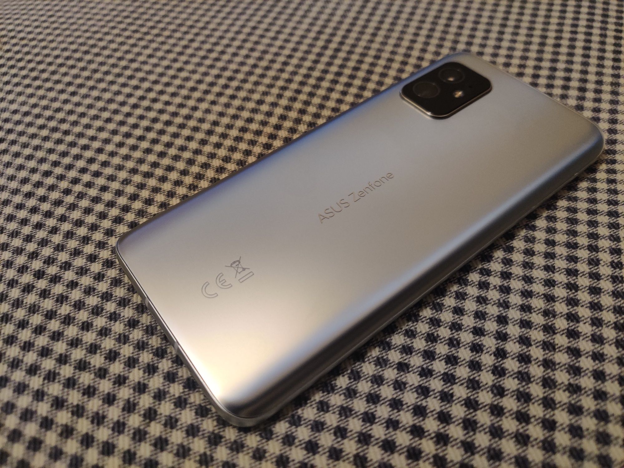 ASUS Zenfone 8 prata