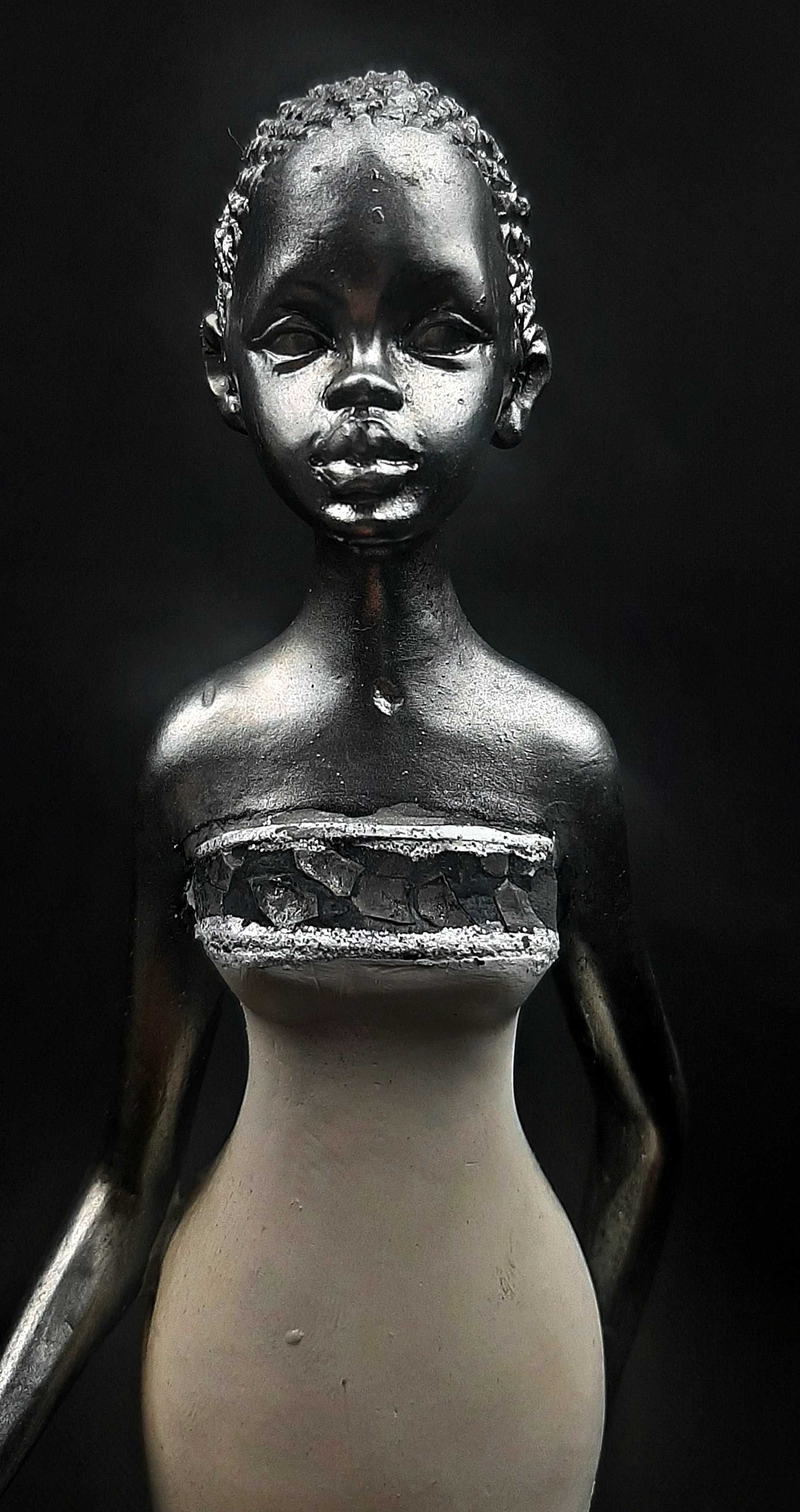 Gipsowa figurka afrykańskiej kobiety z dzbanem