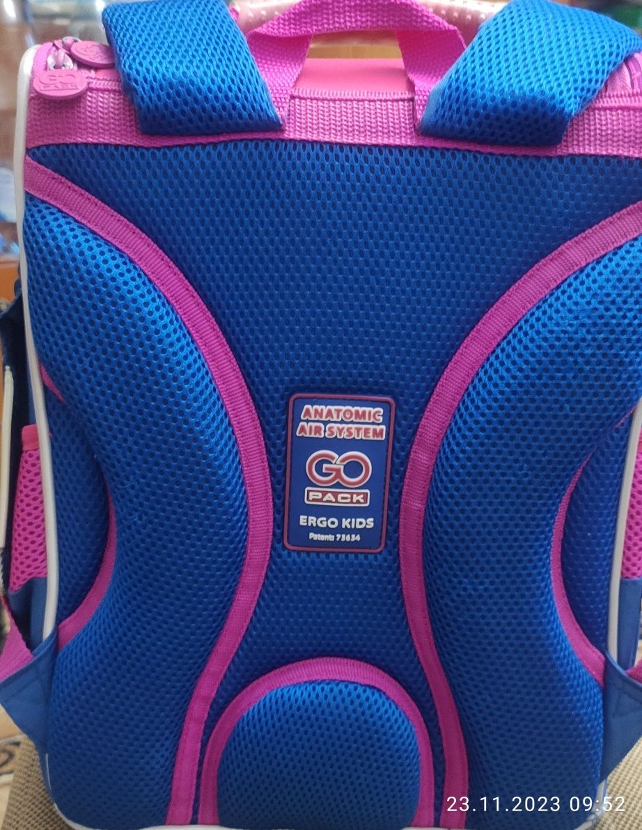 Продам шкільний рюкзак для дівчаток.