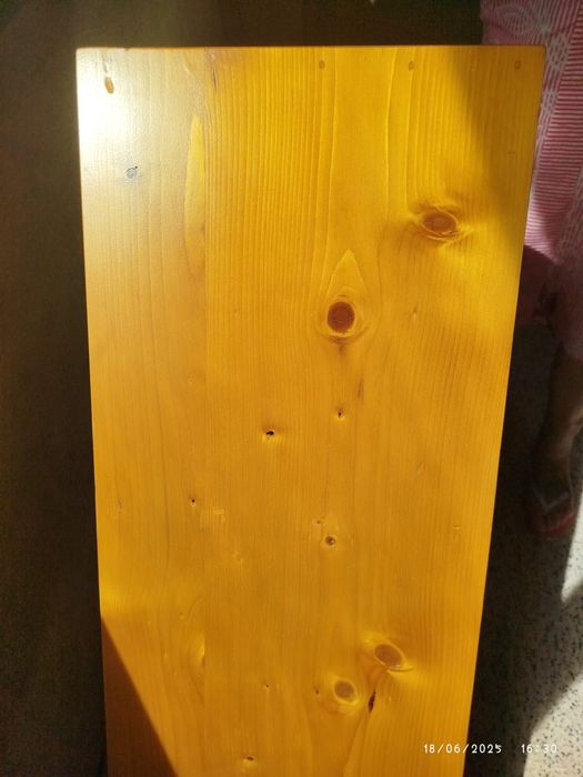 Estante triangular em madeira , em óptimo estado