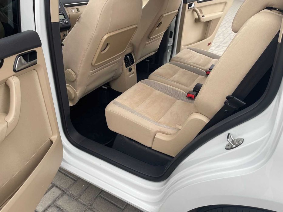 Volkswagen Touran 2015 2,0 TDI в идеале HighLine.